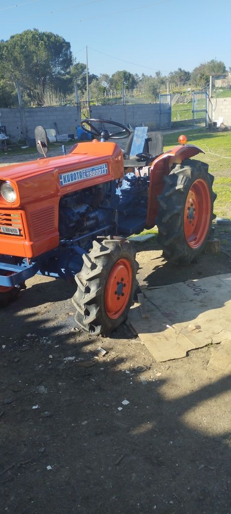 Vendo trator marca Kubota o 1500 o TD tração às quatro rodas