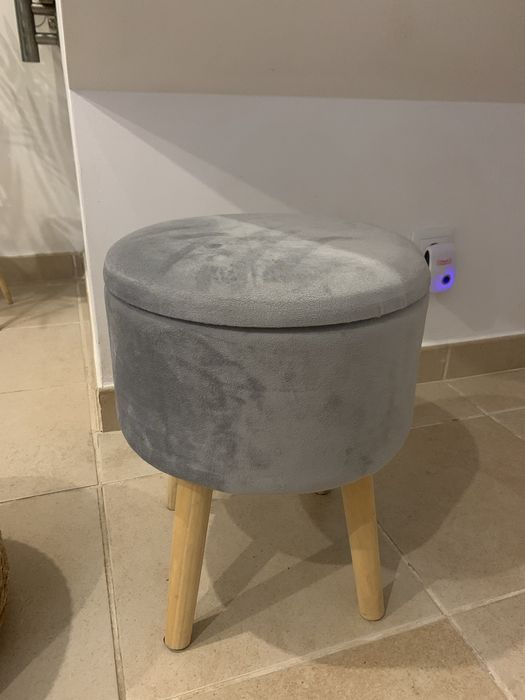 Banco cinza usado com pes de mafeir