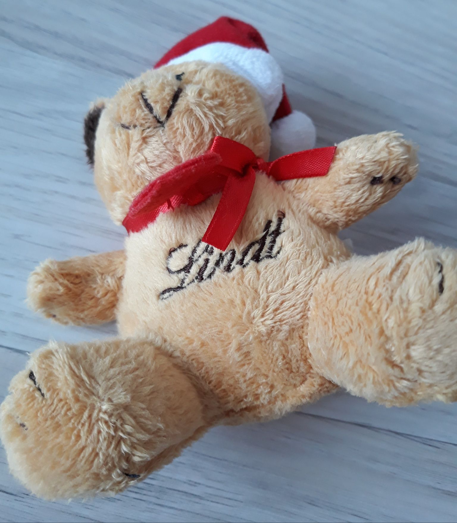 Lindt Miś Teddy   w czapce św. Mikołaja maskotka 12cm