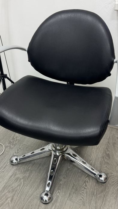 Продам парикмахерське крісло