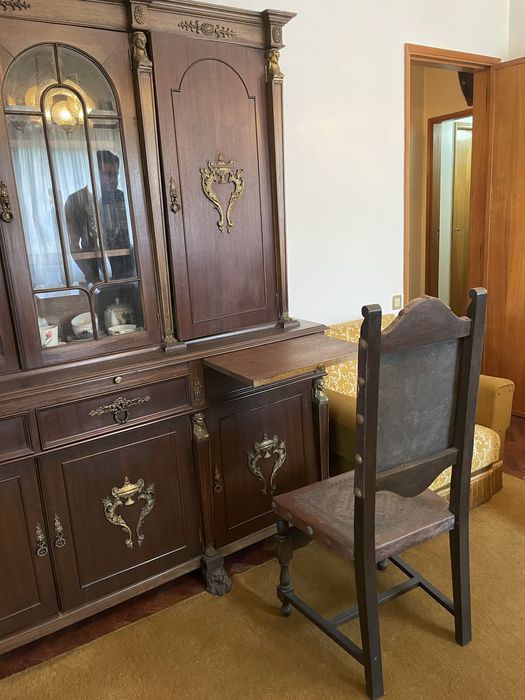 Móvel antigo de sala em madeira maciça com detalhes em bronze
