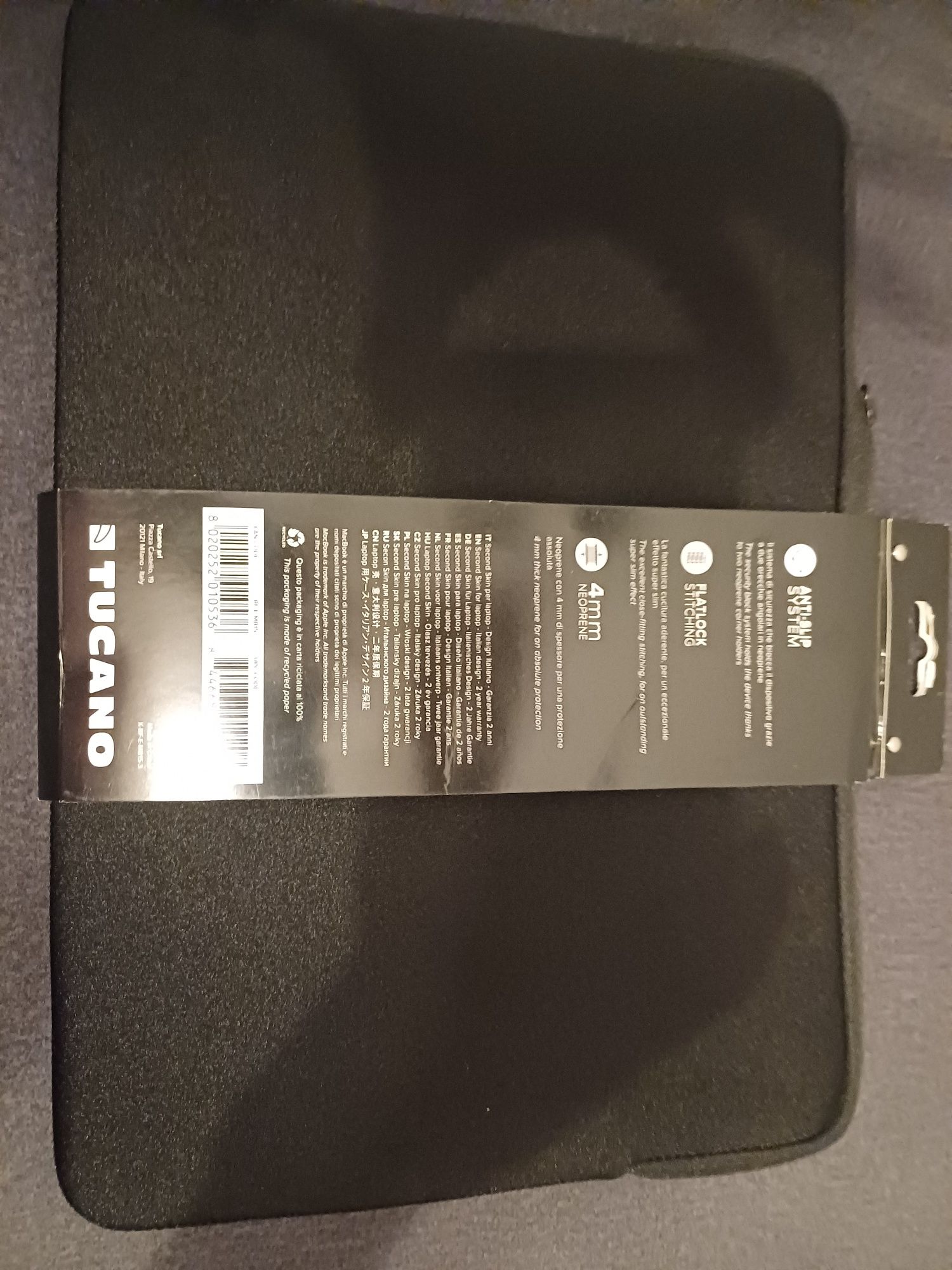 Czarne etui na laptopa