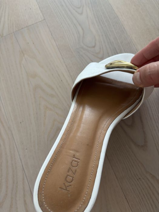 Białe skórzane klapki Kazar