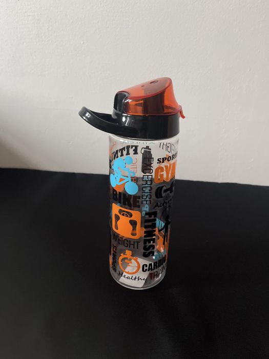 Wiedzące na wodę lub inne napoje