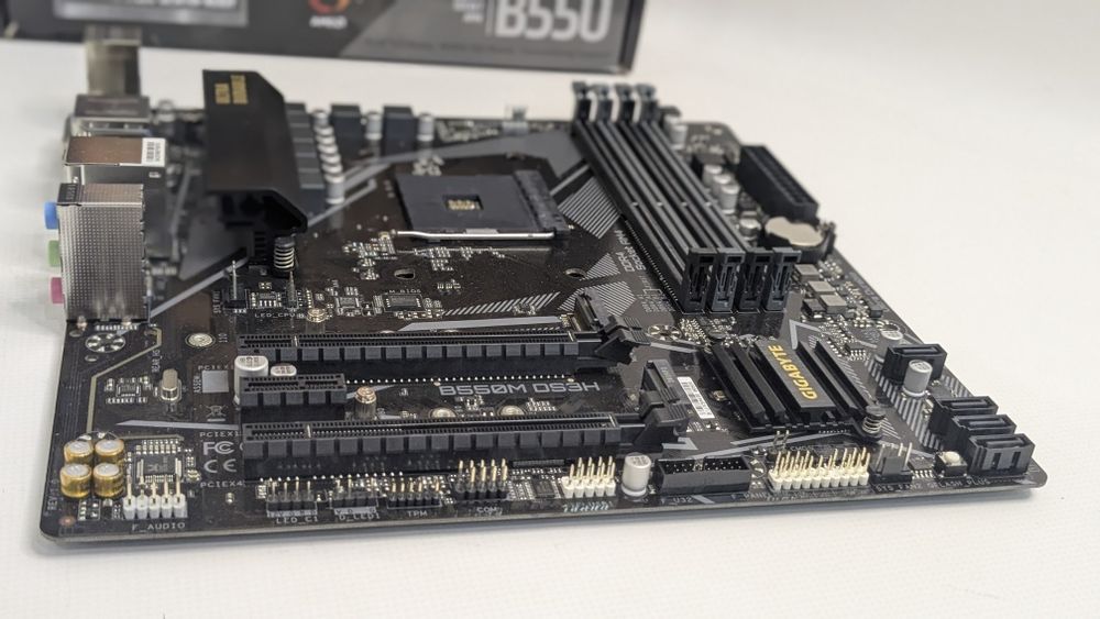 Материнська плата Gigabyte B550M DS3H (sAM4) ГАРАНТІЯ !