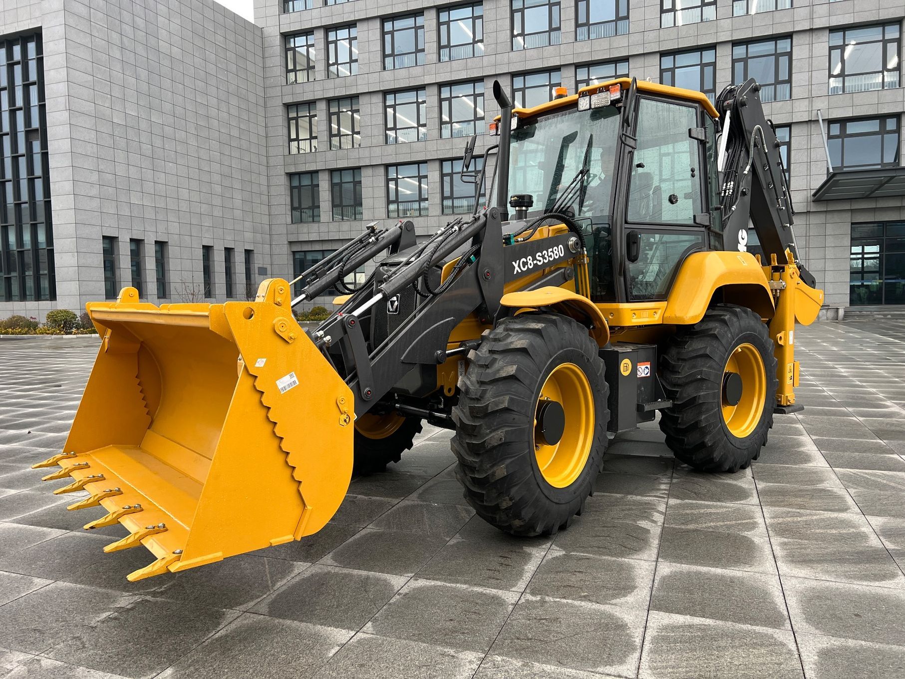 XCMG XC8-S3580  Koparko ładowarka XCMG Fabrycznie Nowa - model XC8-S3580