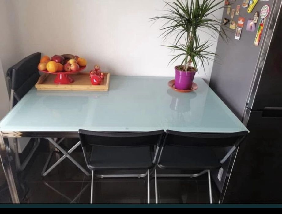 Mesa com tampo de vidro