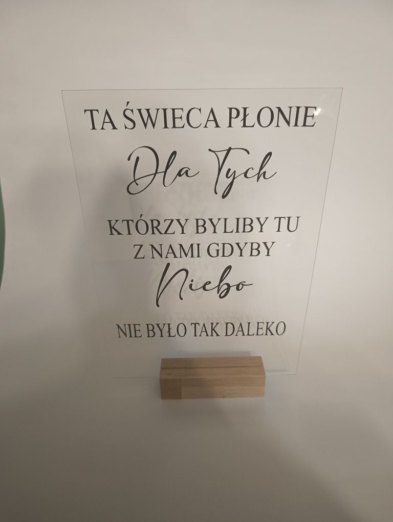 Tabliczka ta świeca płonie