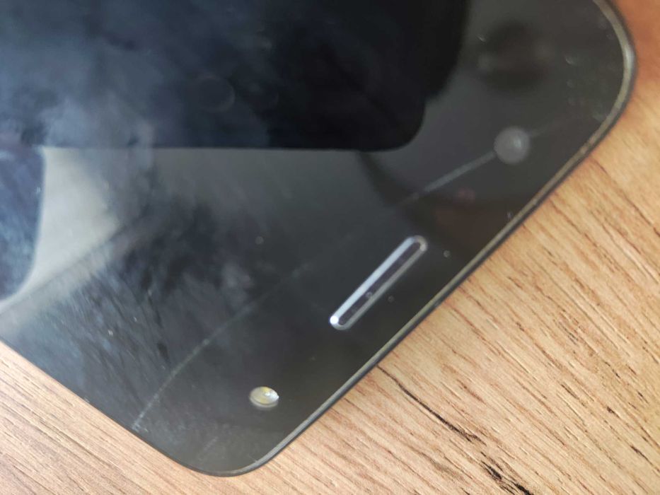 Telefon LG X Power 2 z ładowarką.