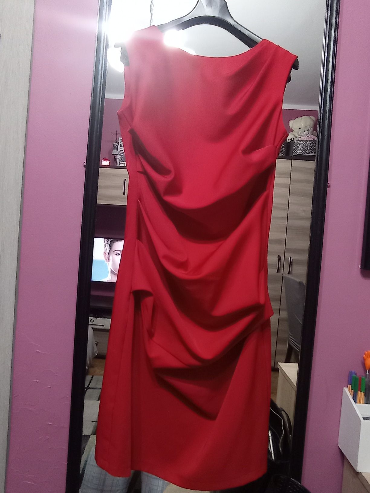 Czerwona sukienka z marszczeniami Mona