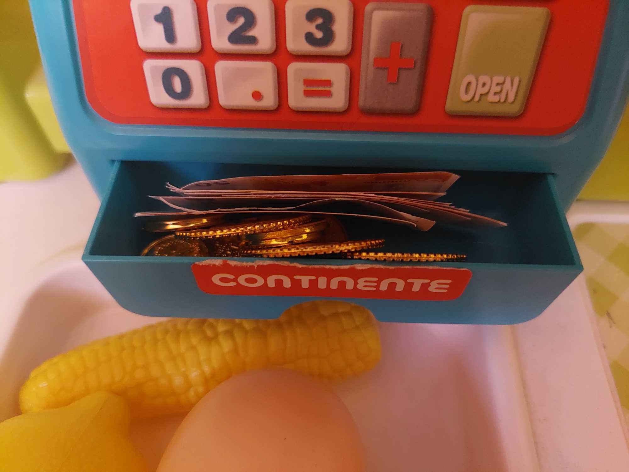 Supermercado Continente, com cesto de compras, alimentos e dinheiro