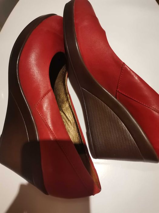 Buty czerwone na koturnie