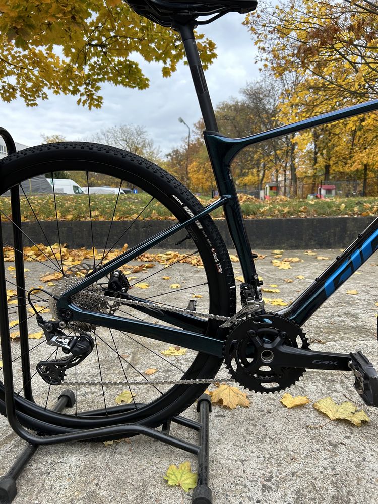 Giant revolt advanced 2 M starry night gravel carbon