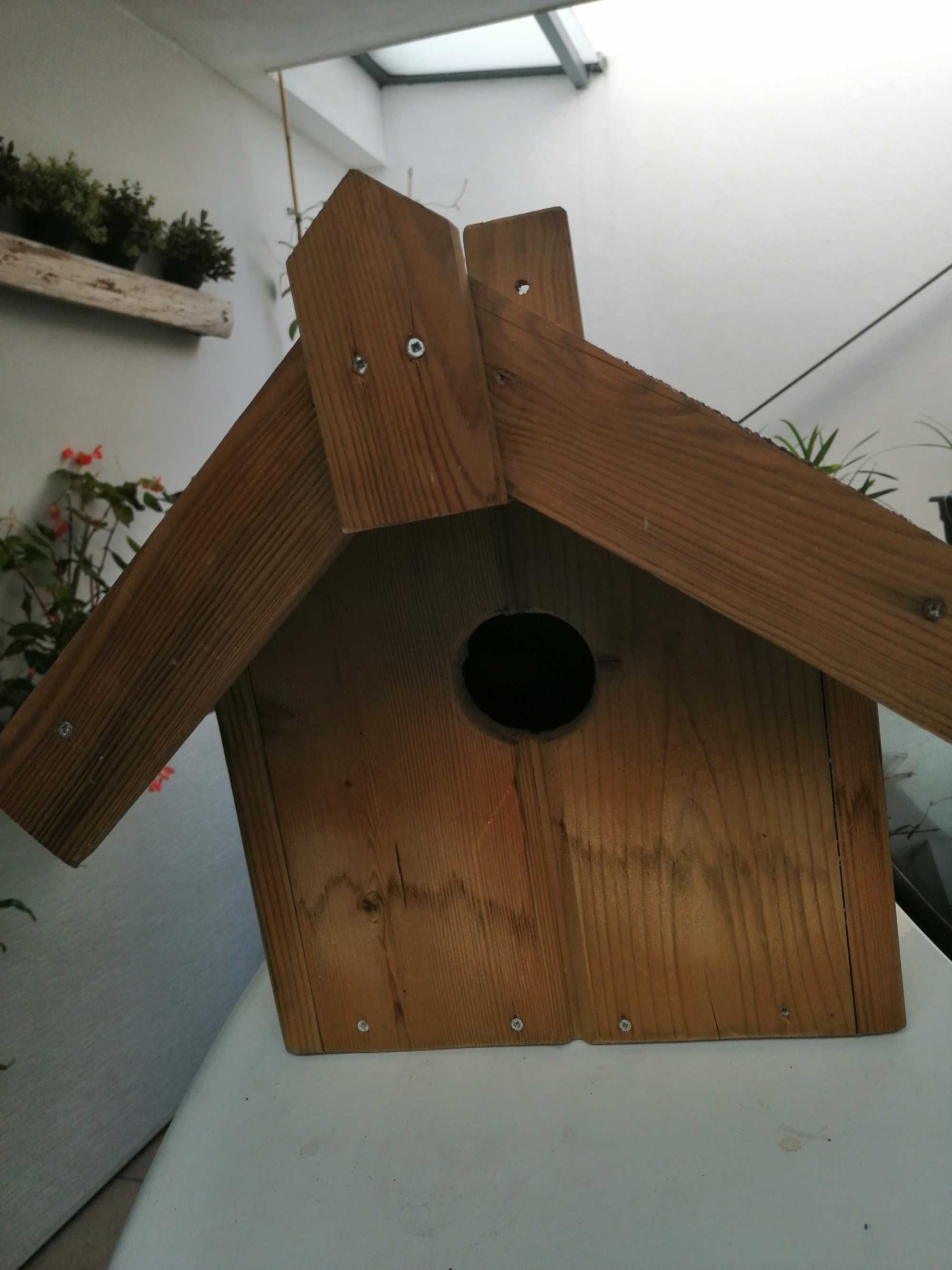 Abrigo de pássaros em madeira