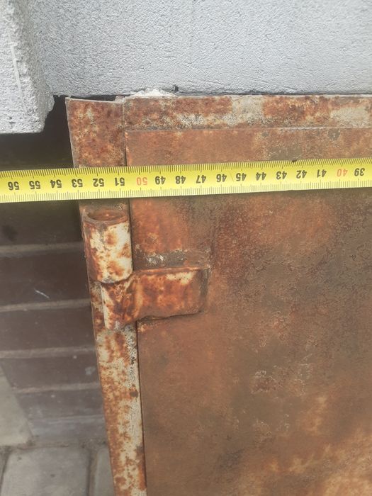 Кришка люка осталась после стройки