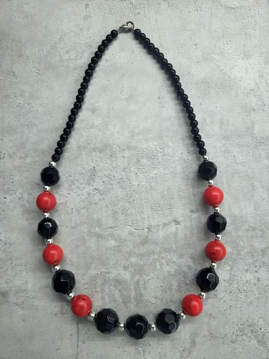 Бусы ожирелье из красного говлита и черного камня