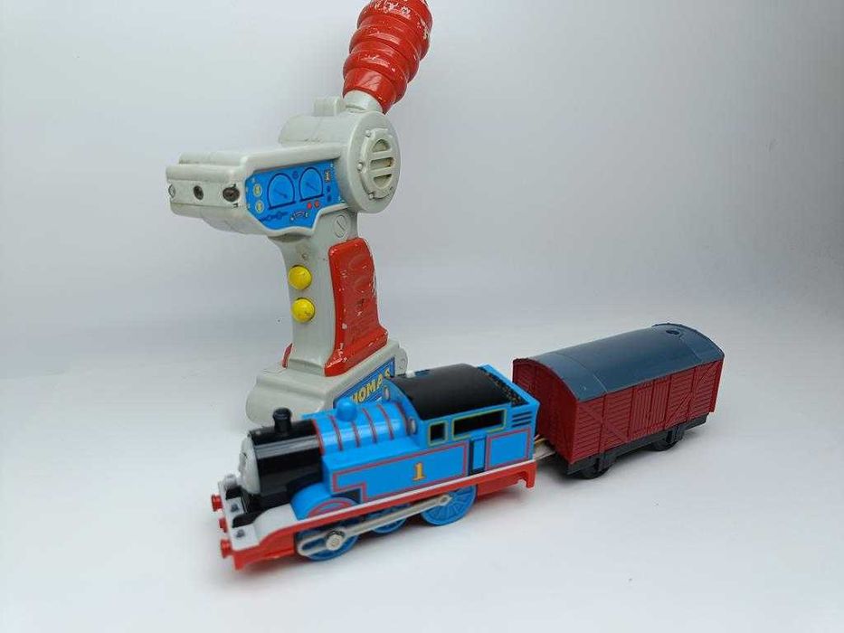 R/C TOMEK Thomas zdalnie sterowany napęd jeżdzi do przodu i do tyłu.