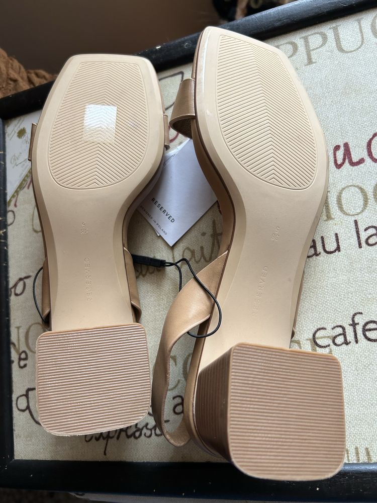 Reserved sandaly 38