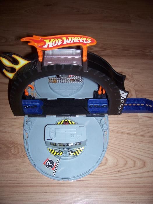 Garaż Hot Wheels+ 2 samochodziki