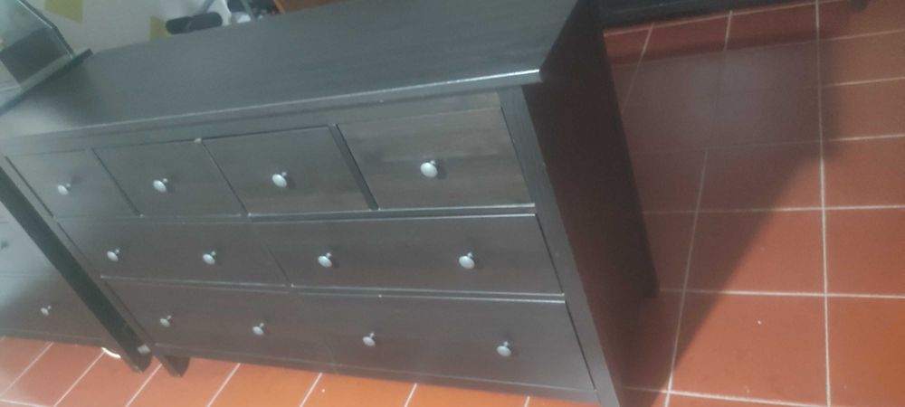 Cómoda de 8 gavetas em madeira preta