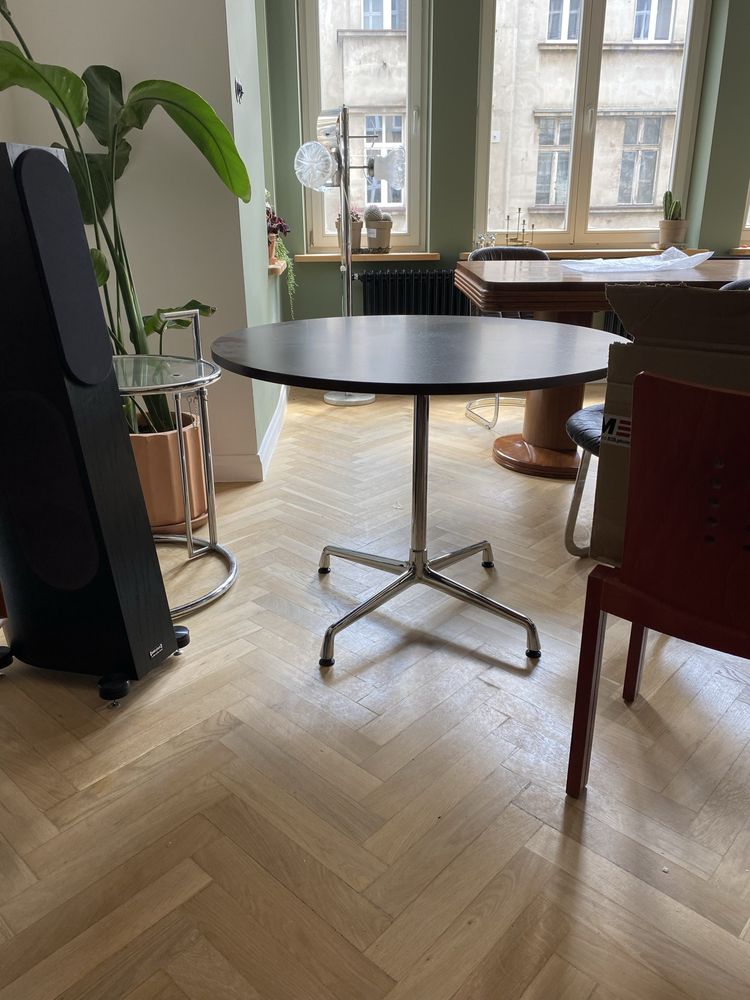 Okrągły stół Ray & Charles Eames dla Vitra