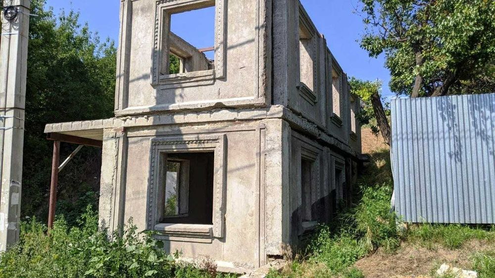 Продам участок с недостроенным домом