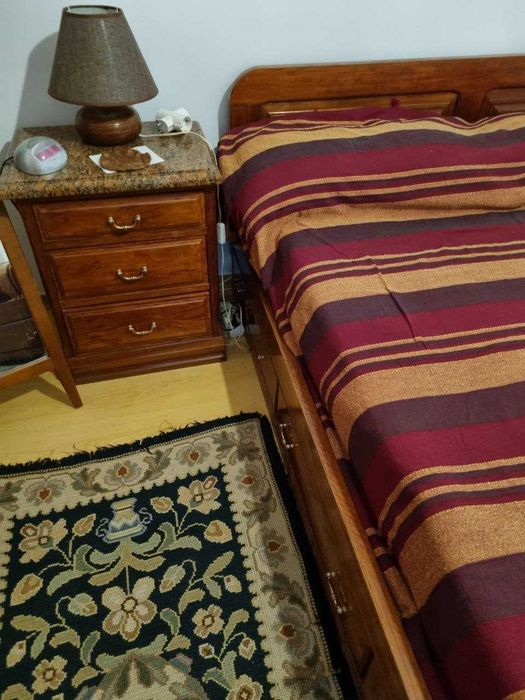 Venda de quarto com duas mesas de cabeceira