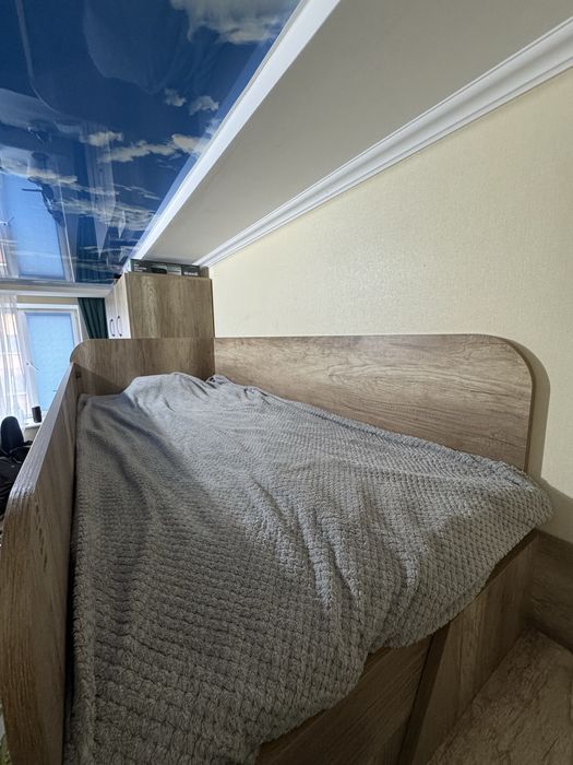 Продам дитяче ліжко + стіл ( комплект) матрац в подарунок