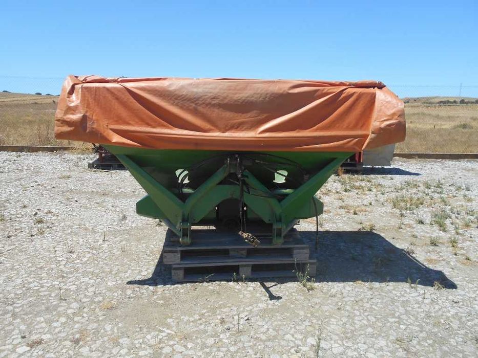Espalhador de adubo Amazone de 2.000L