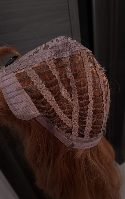 Довга гарна руда перука