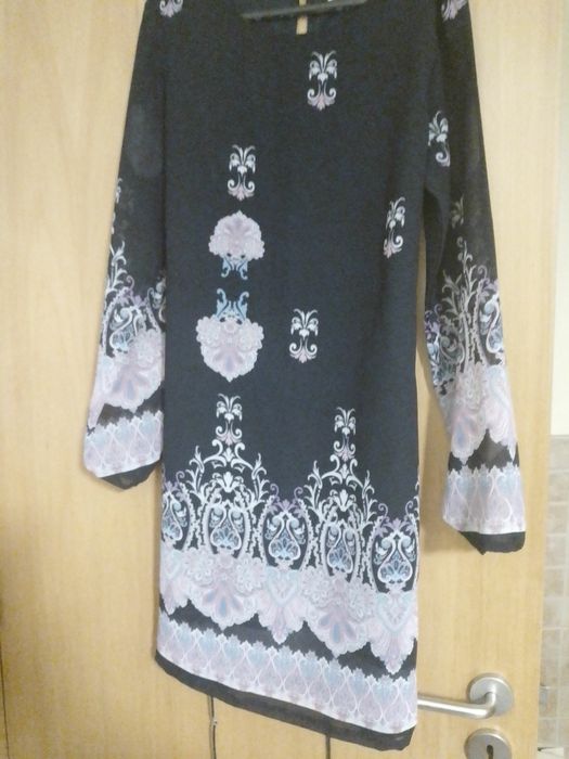 Vestido com barra florida em baixo e nas mangas