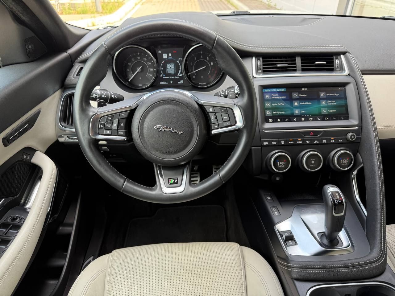 Jaguar E-Pace 2019 року, 2.0 бензин, AWD, автомат, пробіг 38 тис.км.
