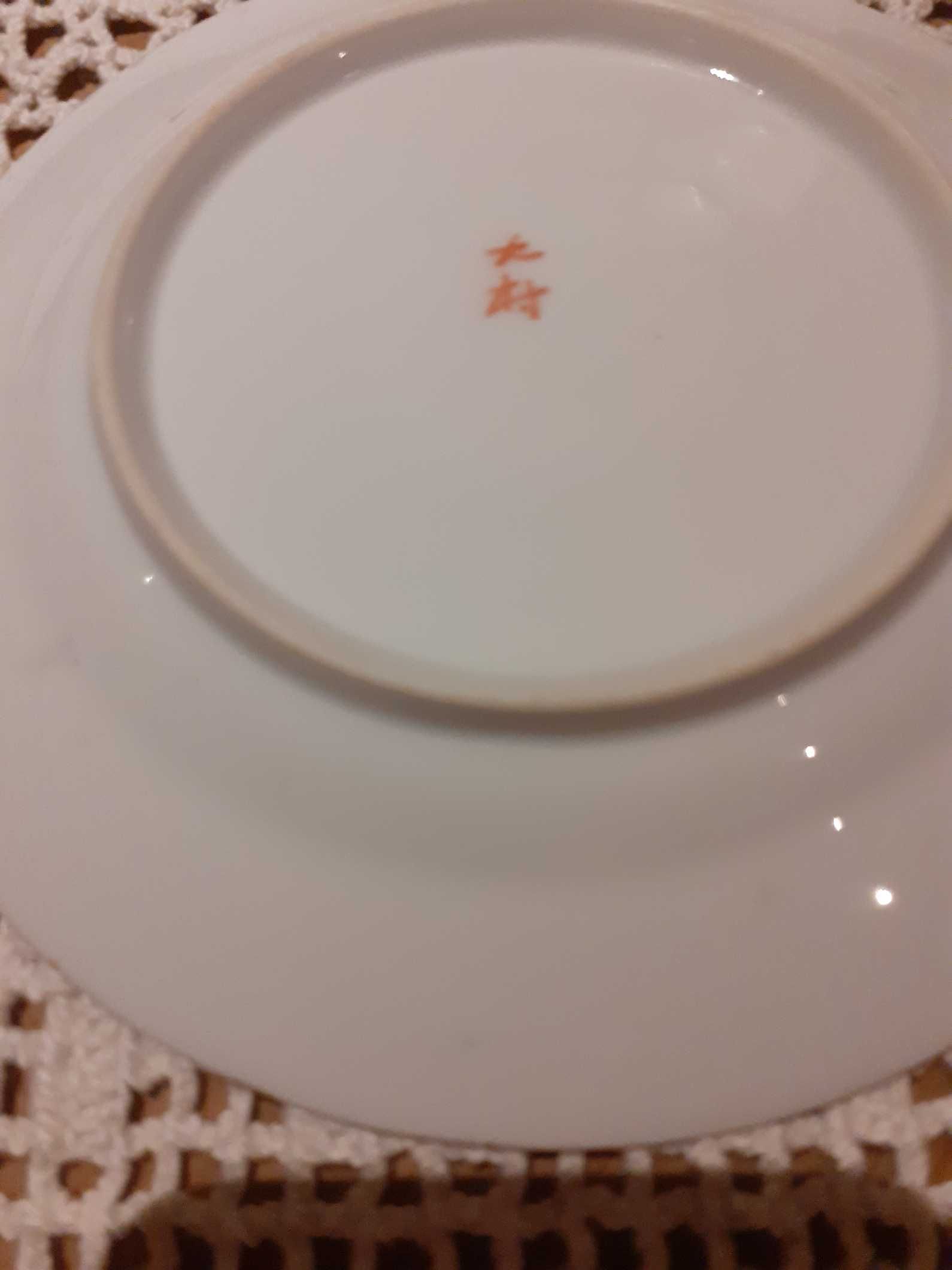 Pratos em porcelana chinesa com relevo