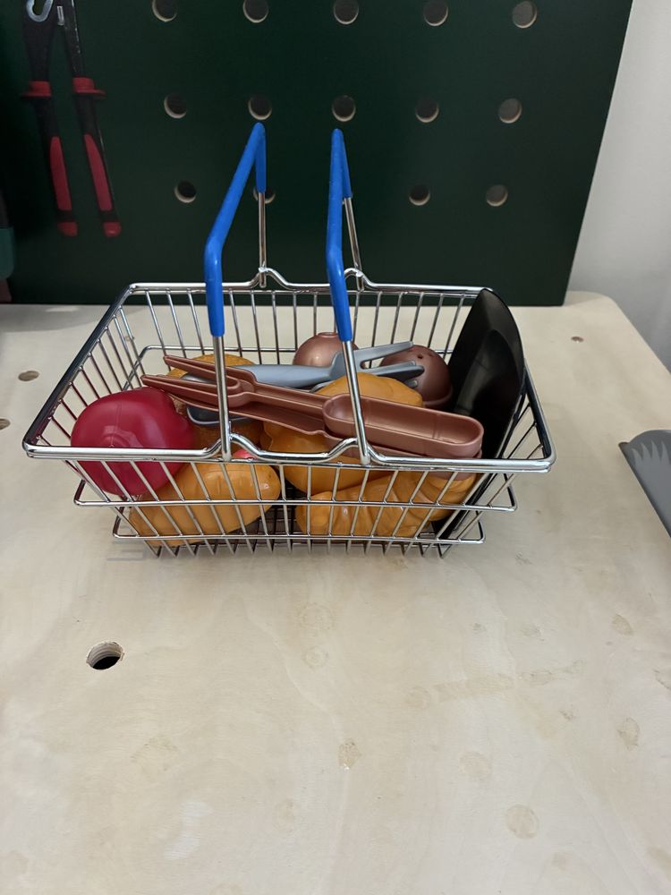 Microondas e cesto de compras