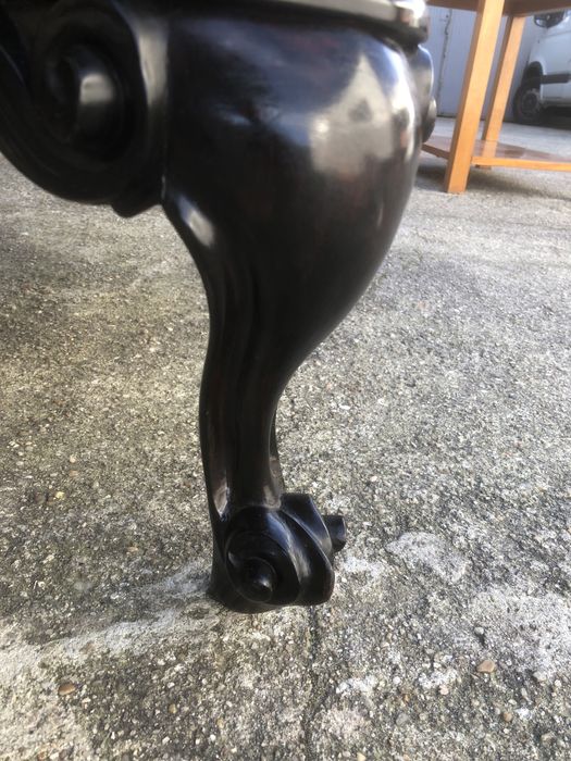 Banqueta de apoio de sofá ou cama. Estofo de época e madeira maciça