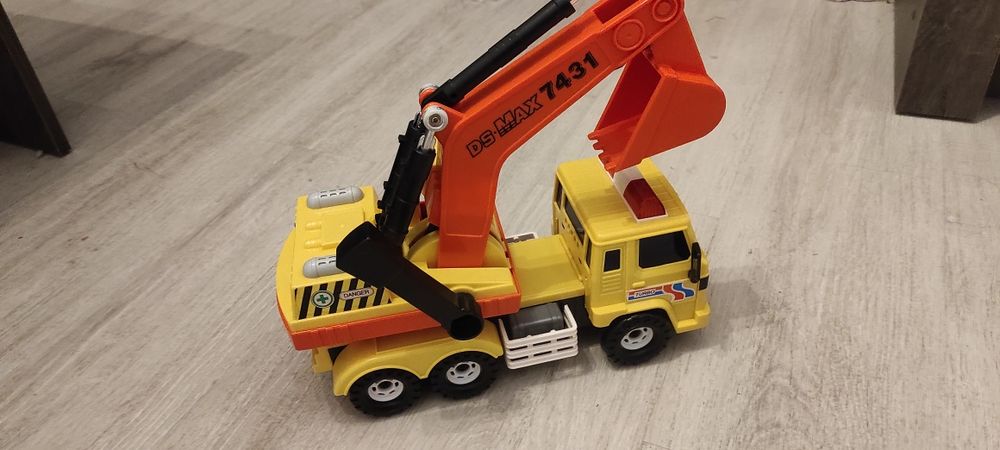 Samochód z koparką