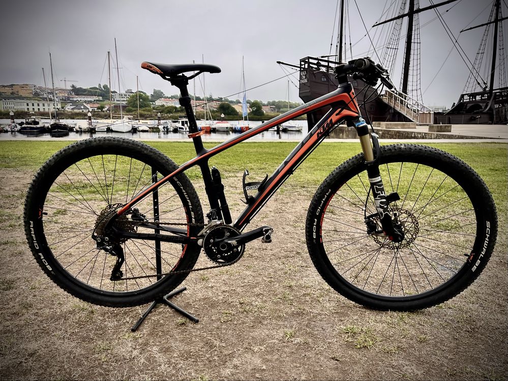 Bicicleta KTM em Carbono para BTT