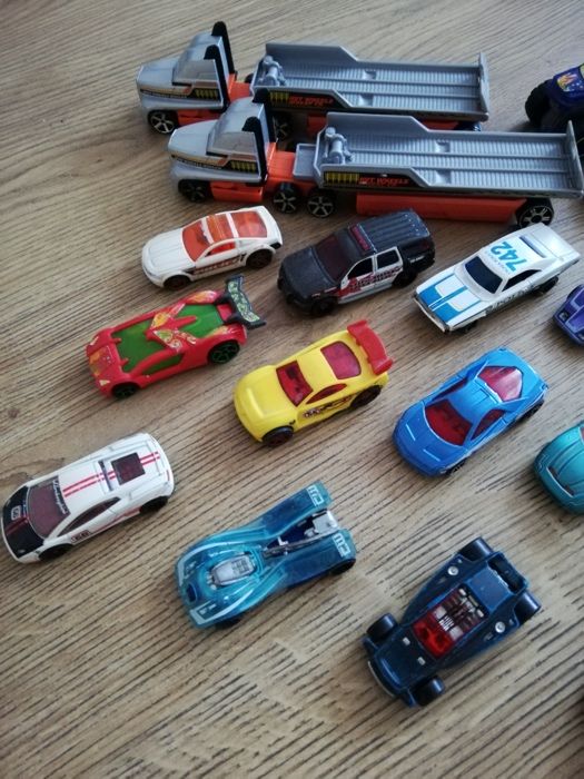 Zestaw samochody Hot Wheels 24 samochodziki zabawki dla chłopca