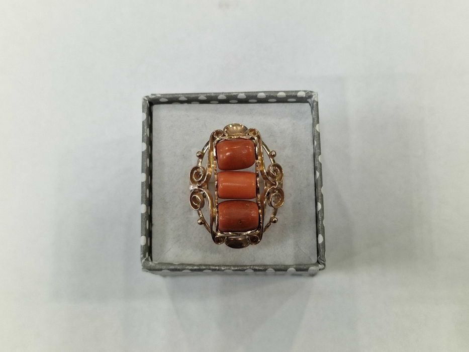 Złoty pierścionek damski/ 585/ 7.73 gram/ R16/ 3x Koral/ XX wiek