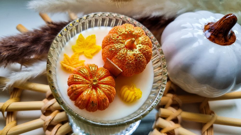 Prosta i estetyczna świeca jesienna z dyniami