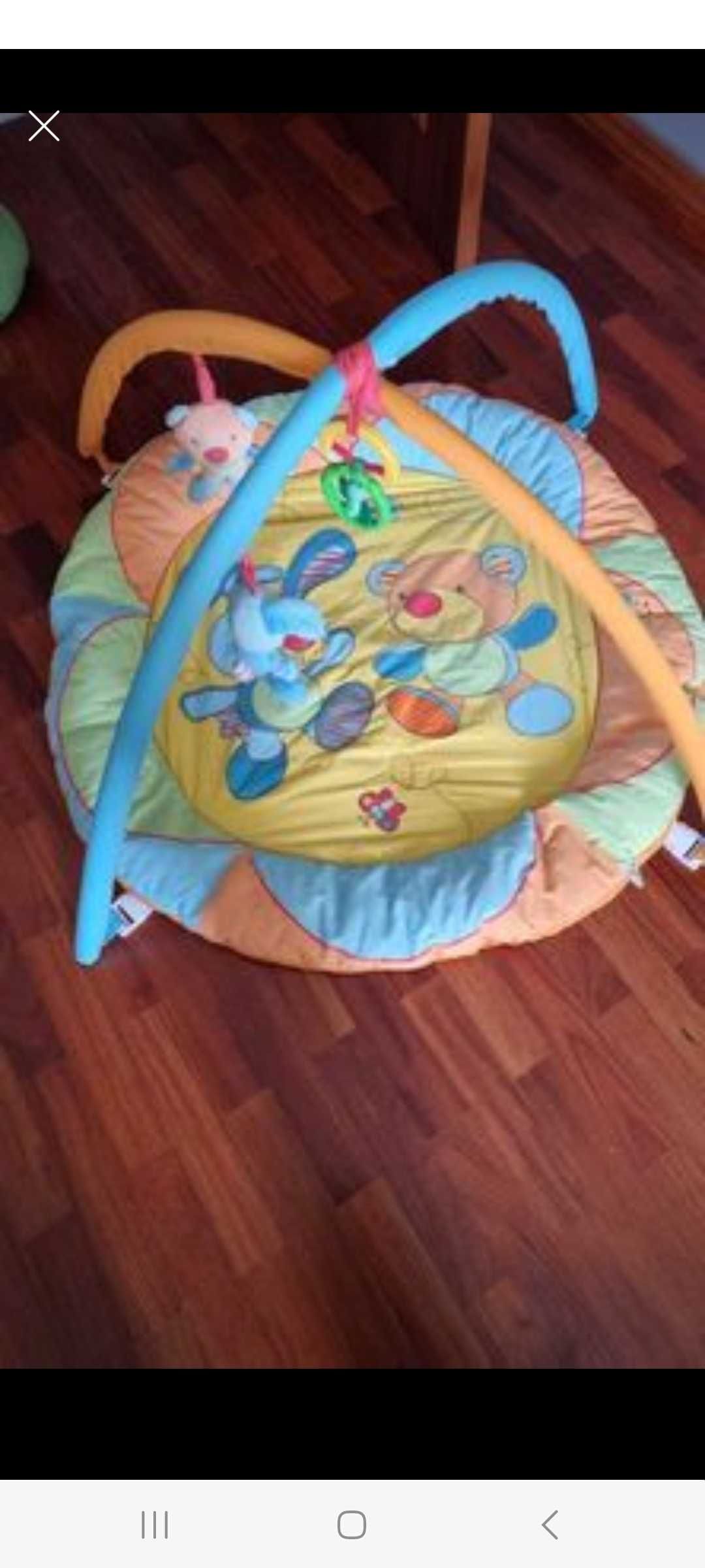 Bonito parque para bebe estar sentado ou deitado