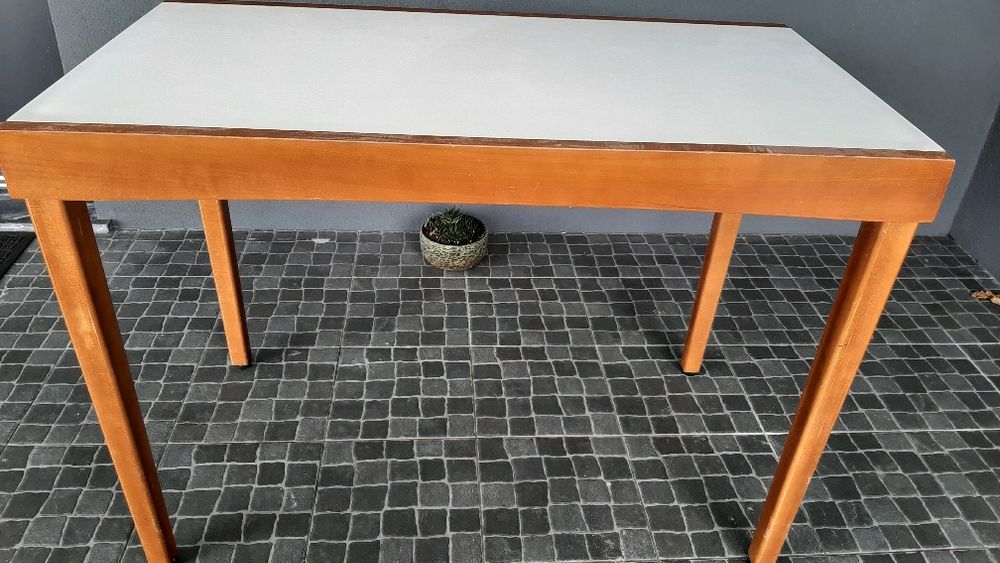 Mesa extensível em madeira com tampo branco