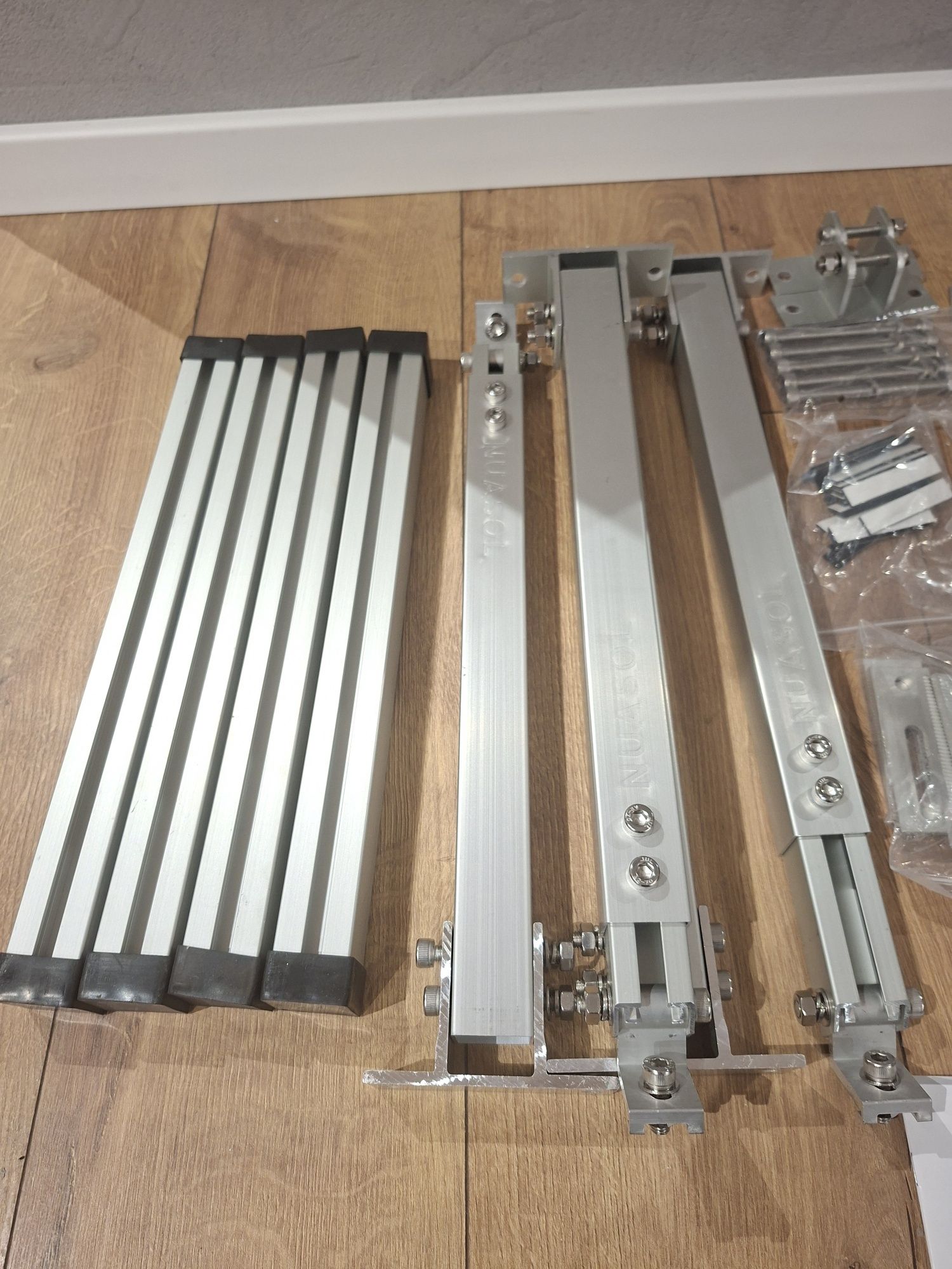 Kwadratowy uchwyt do balustrady balkonowej na 2 moduły solarne NuaSol