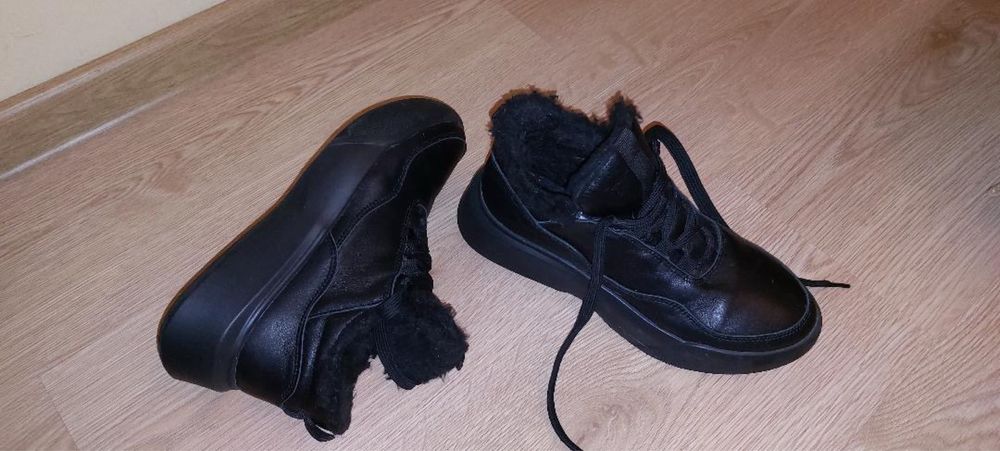 Теплі шкіряні кросівки з хутром