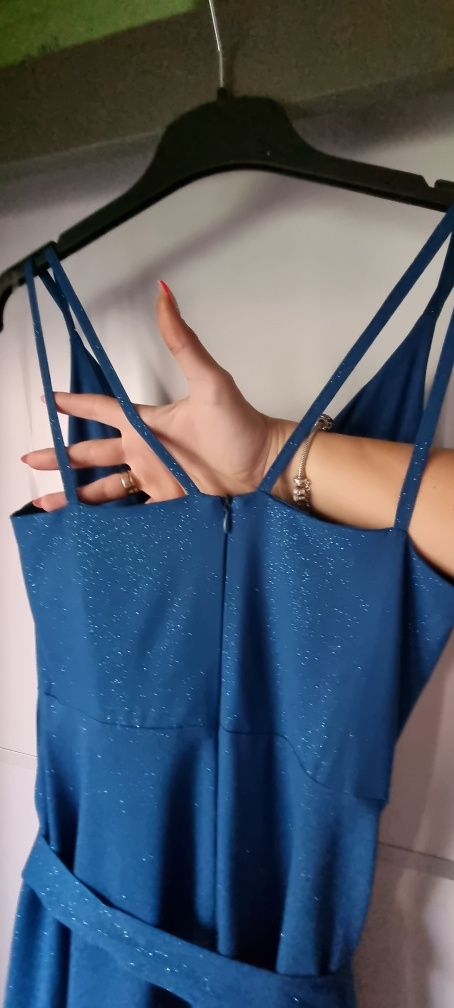 Piękna mieniącą się brokatowa sukienka wizytowa maxi wesele