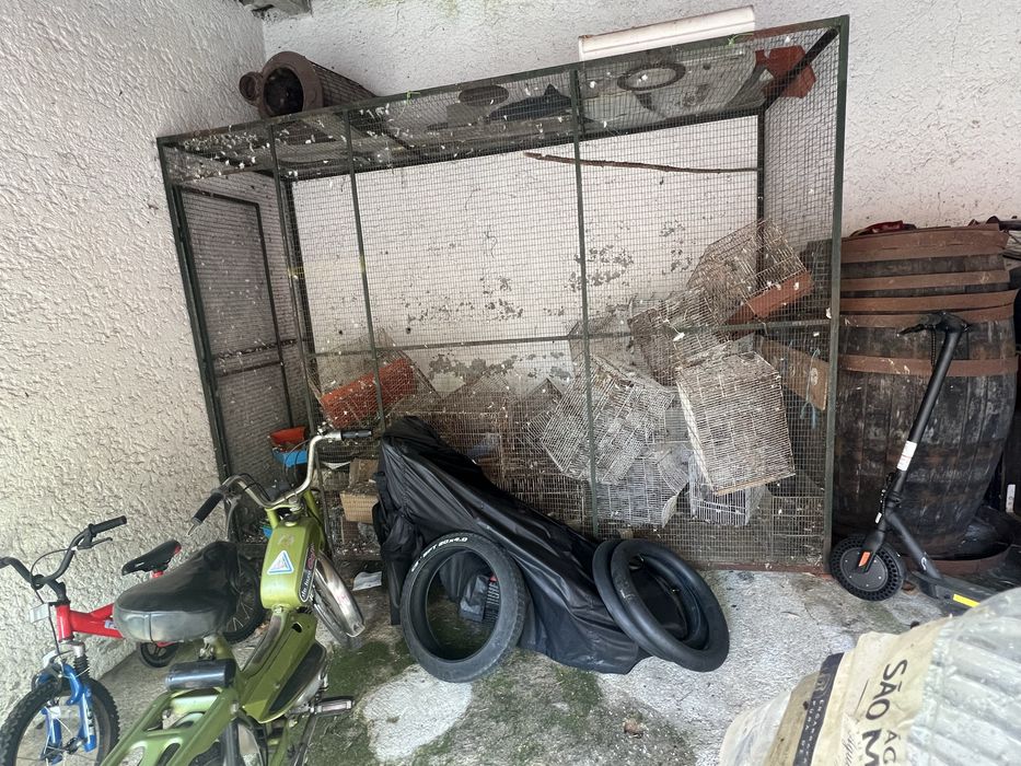 Viveiro grande e gaiolas pequenas