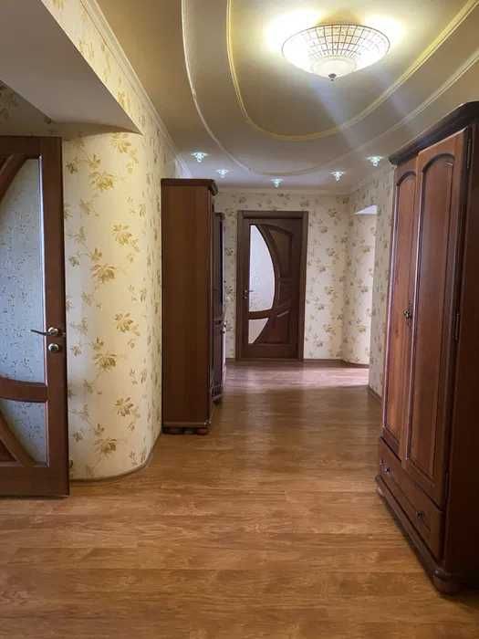 Продається 1/2 частки власності  у квартирі-студії на березі Дніпра