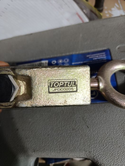 Набор для вытяжки повреждений автомобиля.