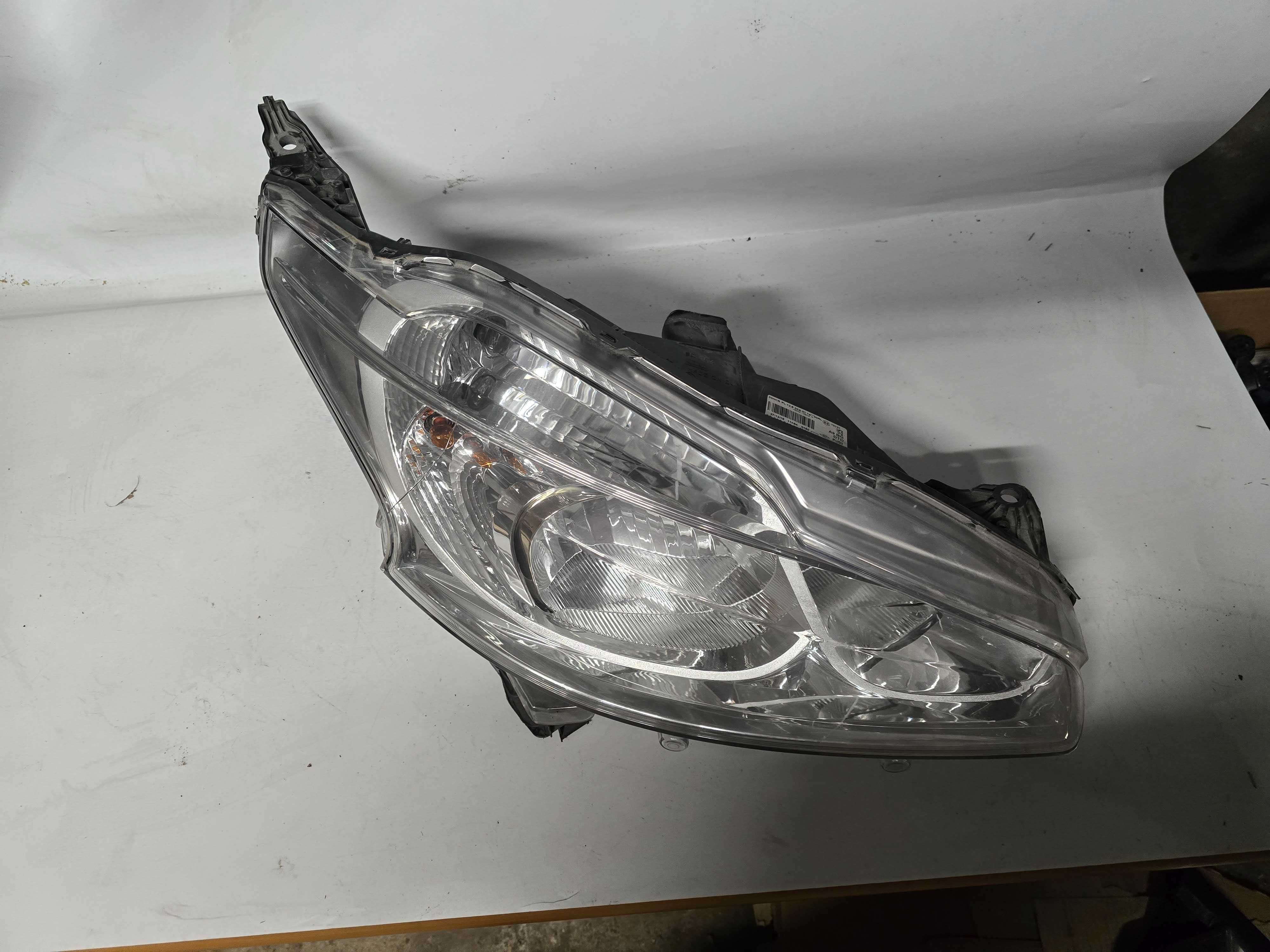 lampa przód Peugeot 208 I nowa oryginał