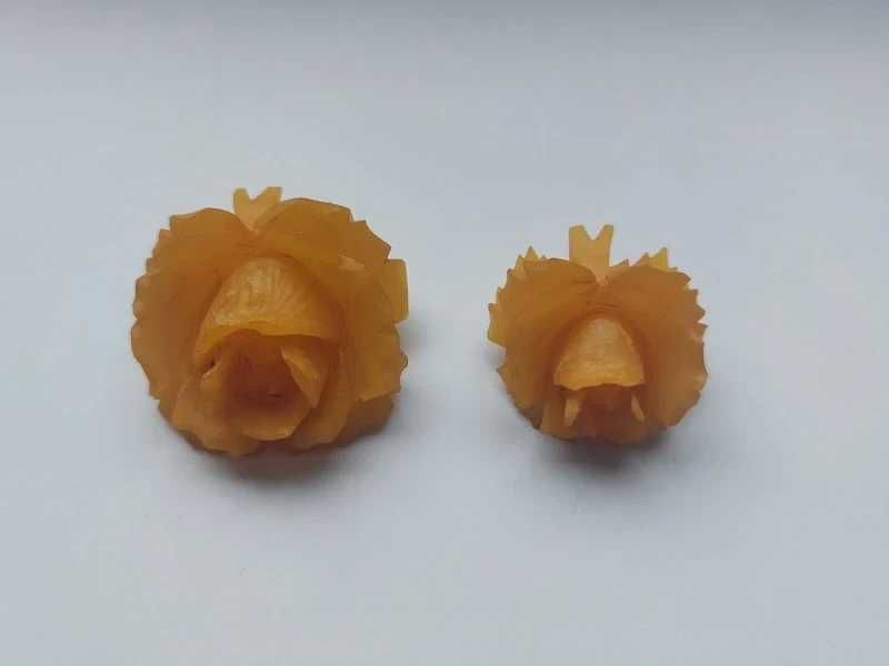 Broszki bakelitowe - dwie róże - mała i duża - lata 60 XX wieku